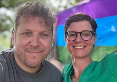 Anne Shepley und René Fuhrwerk vor dem Bahnhof in Grevesmühlen.